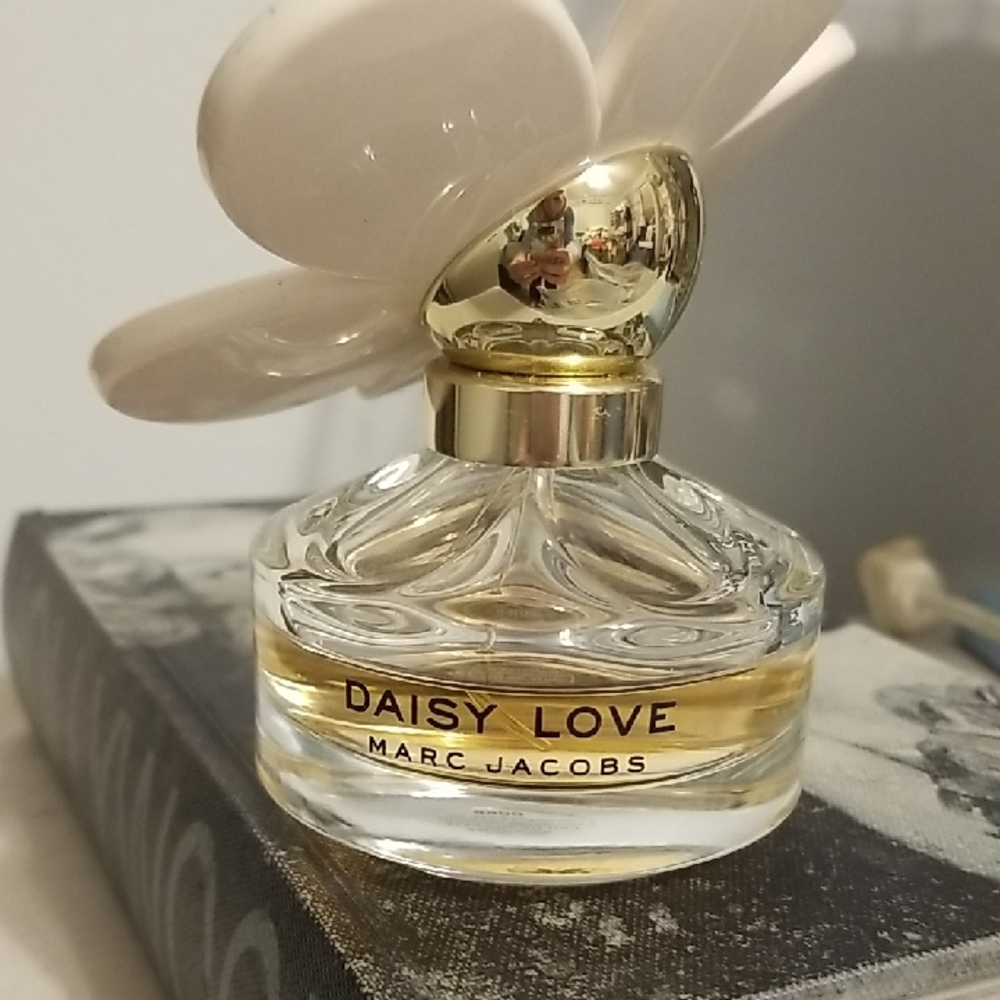 Marc Jacobs Daisy Love Perfume with Gold and White Accents